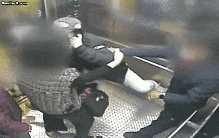 엘리베이터에서 한 노인이 6세 여아를 성추행해 아이의 엄마가 이를 말리자 엄마를 폭행하는 모습. [JTBC ‘사건반장’]