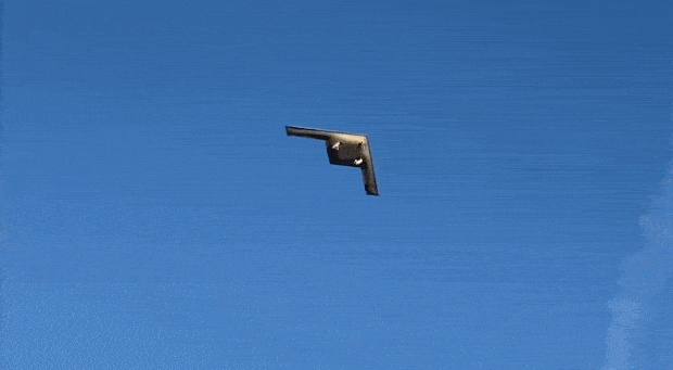 첫 번째 테스트 비행 중인 B-21의 모습