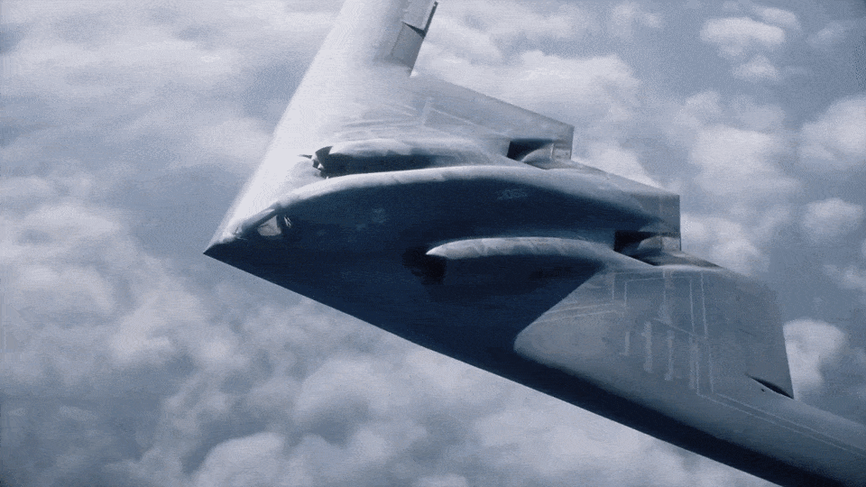 미 중부사령부(CENTCOM)가 공개한 B-2 스텔스 전략폭격기 비행 모습. B-2는 초대형 벙커버스터 GBU-57 MOP를 운용할 수 있는 유일한 항공기로 알려져 있다. 엑스(X) 캡처