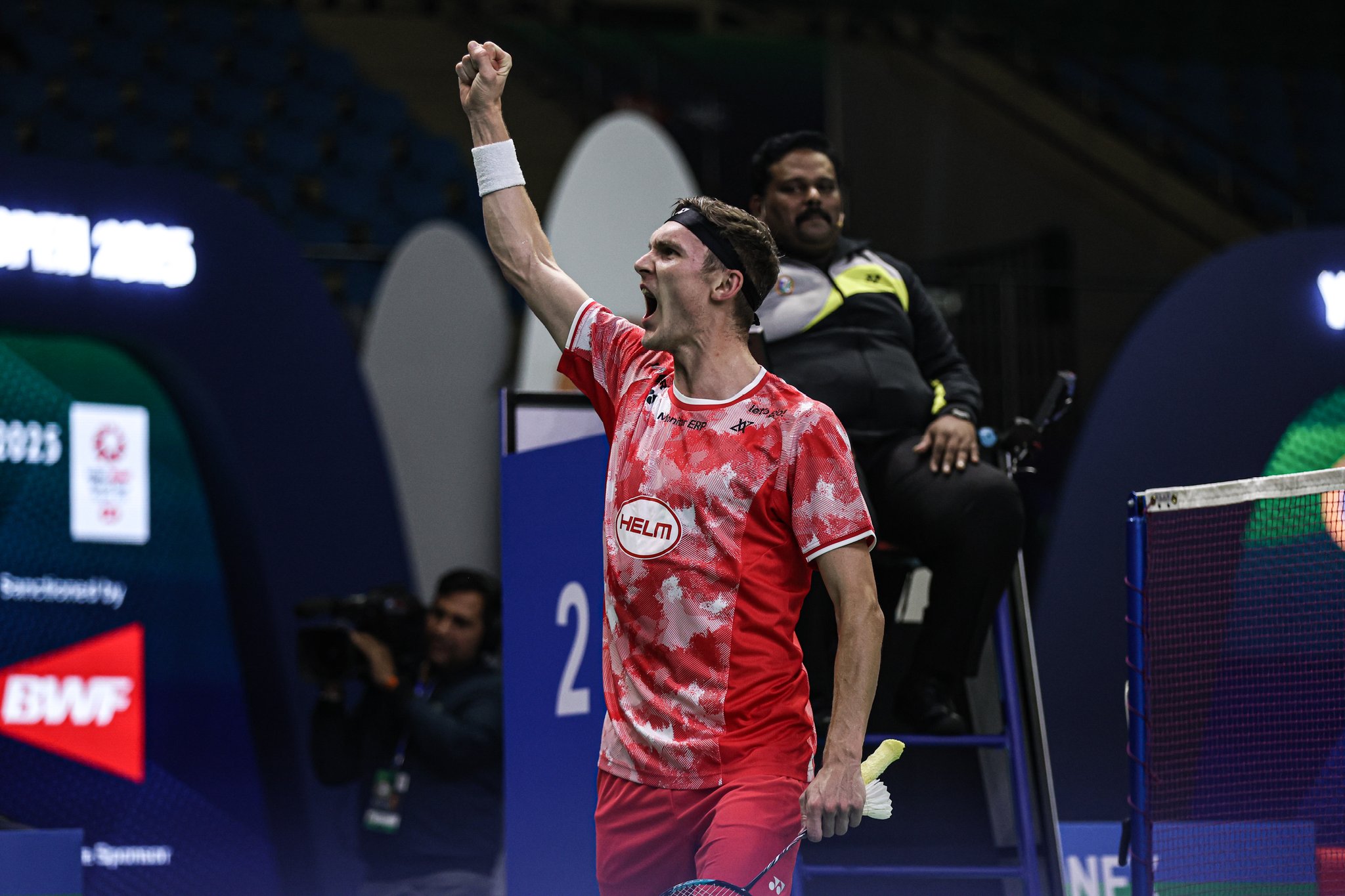 Viktor Axelsen celebrating a win