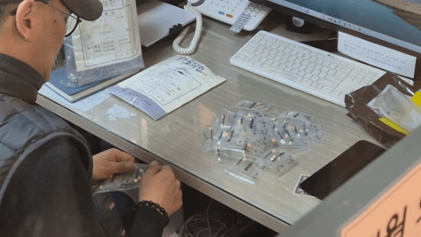 간병인 김원국 씨가 환자들의 약을 정리하고 있다. 2026.3.12/뉴스1 조유리 기자