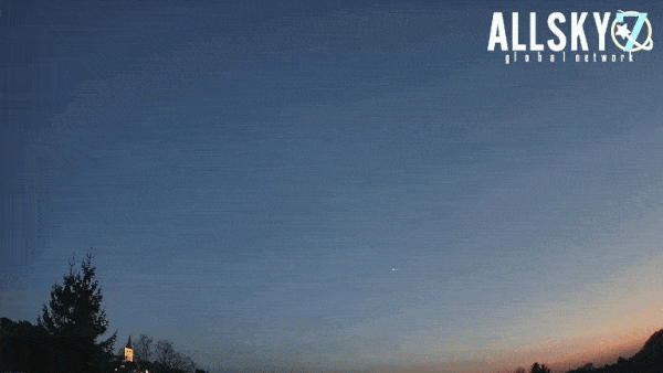 유럽의 유성 관측 네트워크 AllSky7가 포착한 폭발하는 유성의 모습. 유성 폭발로 파편들이 독일 코블렌츠-귈스 마을에 떨어졌다. (이미지=ESA/AllSky7 화구 네트워크)