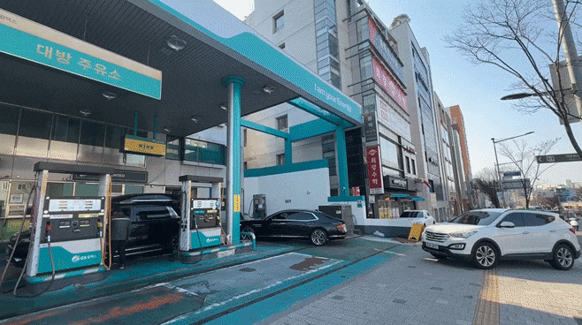 석유 최고가격제 시행 첫날인 13일 오전 10시쯤 서울 동작구에 있는 한 주유소에 차들이 줄을 지어 들어오고 있다. /이호준 기자