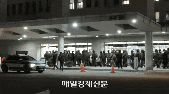 지난 2024년 12월 4일 0시 53분쯤 국회 본관 3문 앞으로 증원되고 있는 계엄군 모습. [이상현 기자]