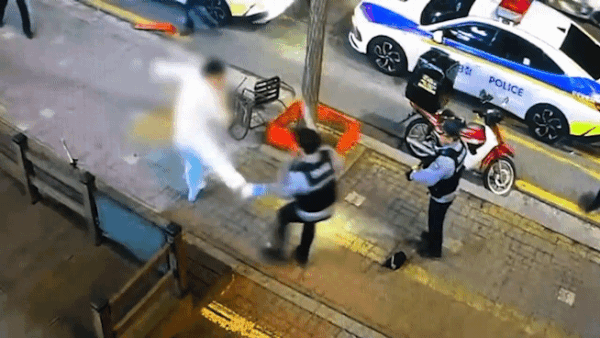 경찰관들이 테이저건과 삼단봉으로 A씨를 제압하는 모습. /영상제공=경기남부경찰청