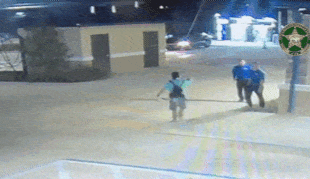 미국 플로리다주의 한 세차장에서 도끼를 들고 위협하는 용의자를 세차장 10대 직원이 종합격투기 기술로 제압하고 있다.  자료 매리언 카운티 보안관 사무실 *재판매 및 DB 금지