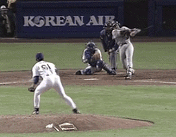 박찬호 선수구 세인트 루이스 카디널스 소속 페르난도 타티스를 삼진 아웃으로 처리하고 있다. 온라인 커뮤니티