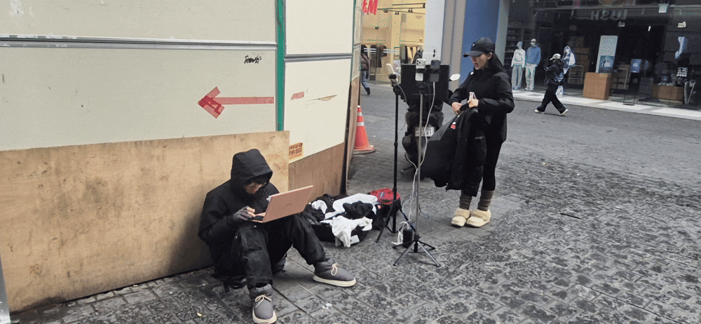 지난 6일 서울 중구 명동거리에서 중국인이 라이브 방송을 진행하고 있다./임희재 기자