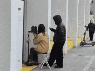 9일 서울 마포구 홍대거리에서 중국인들이 라이브 방송을 하고 있다. /임희재 기자