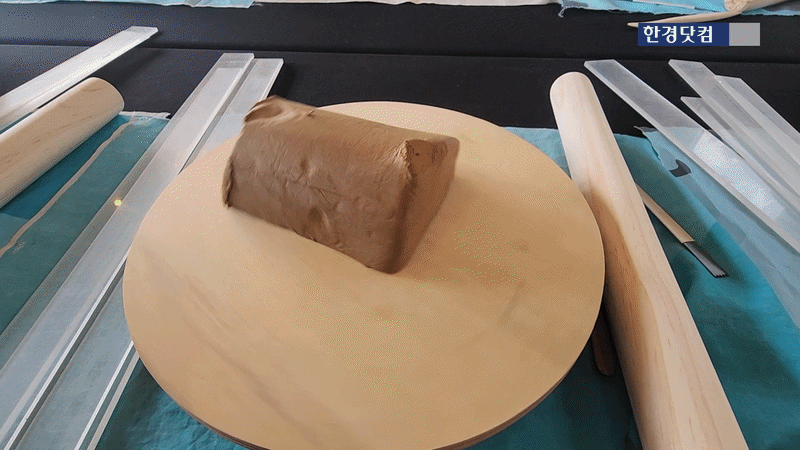 지난 5일 제주 서귀포비 보목동 한 카페에서 진행된 도자기 만들기 체험. 영상=신용현 기자