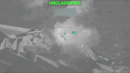 미군 중부사령부(CENTCOM)이 공개한 이란 선박에 대한 공격 장면. [CENTCOM X]