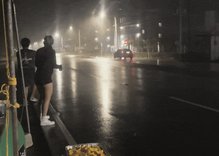 참가자에게 물을 건네는 주민. 급수대에는 물, 파워에이드, 오렌지, 바나나, 물에 적신 스펀지 등이 마련돼 있었다./사진=김지은 여행+ 기자