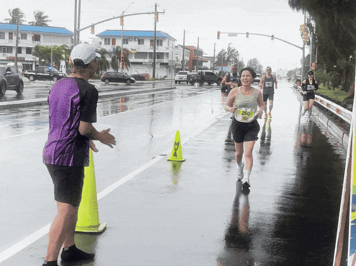 빗속을 달리며 주민과 하이파이브하는 참가자/사진=김지은 여행+ 기자