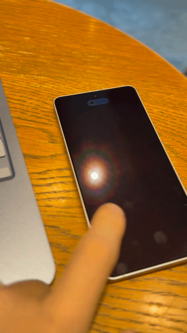 갤럭시 S26 울트라의 프라이버시 디스플레이 기능 중 '알림 팝업' 차단 기능을 활성화한 모습. 기기 측면에서 보면 사생활 관련 내용 등이 노출될 수 있는 카카오톡 알림 팝업만 검게 차단된다. (사진=윤현성 기자) *재판매 및 DB 금지