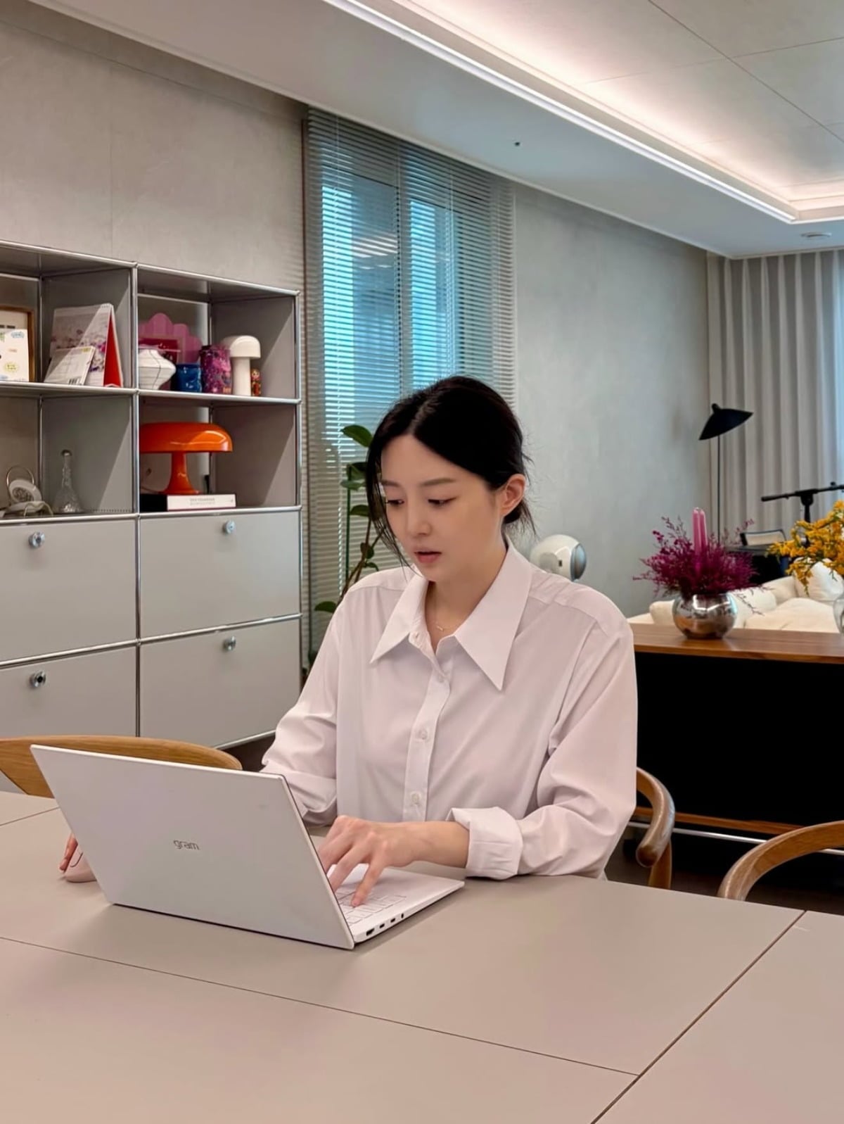 노란 수영복에 섹시한 몸매 어필하는 존예 처자