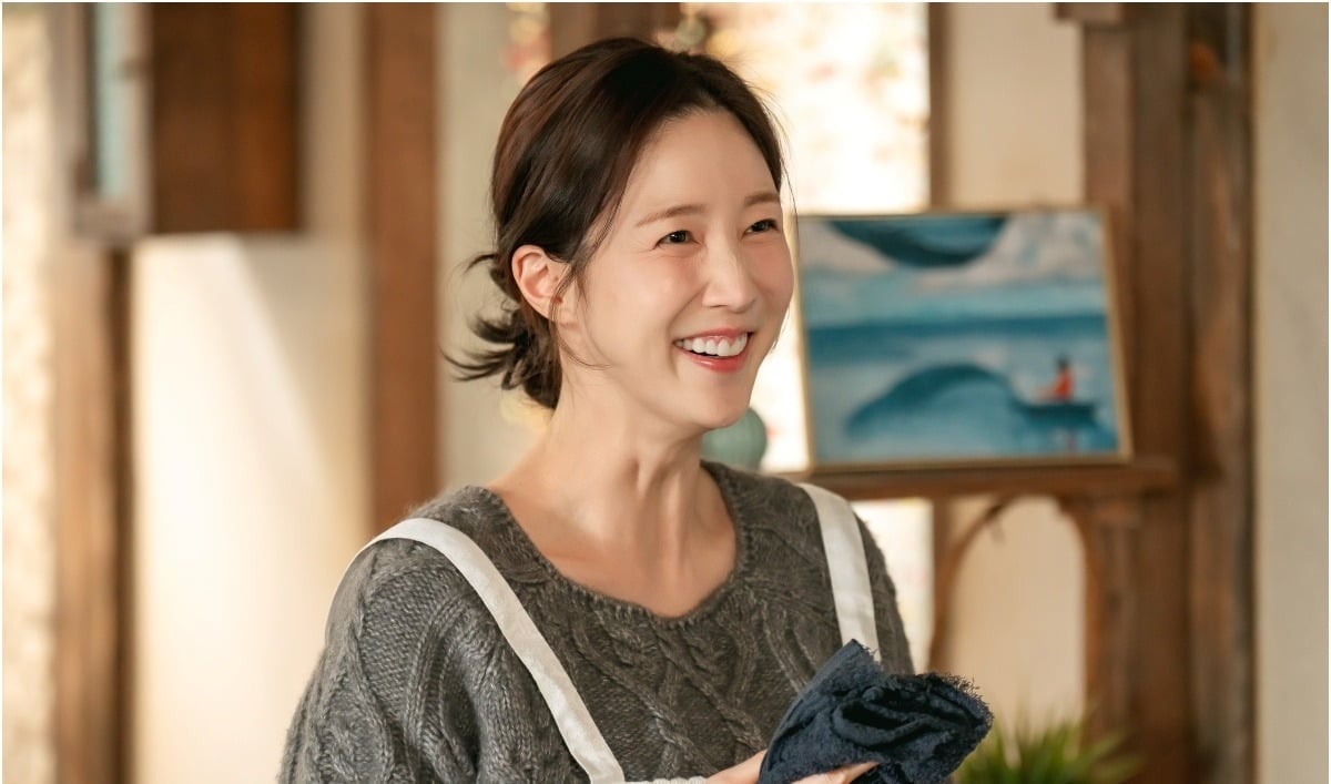 노란 수영복에 섹시한 몸매 어필하는 존예 처자