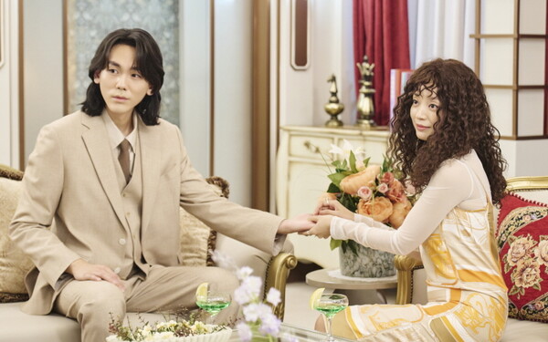 노란 수영복에 섹시한 몸매 어필하는 존예 처자