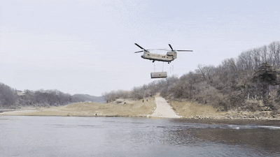 14일 경기도 연천군 일대에서 실시된 한미연합 제병협동훈련에서 미군 수송헬기 치누크가 미군 전술부교(IRB) 교절 1대를 수송하는 모습. 2026.3.14./ⓒ 뉴스1 김기성 기자