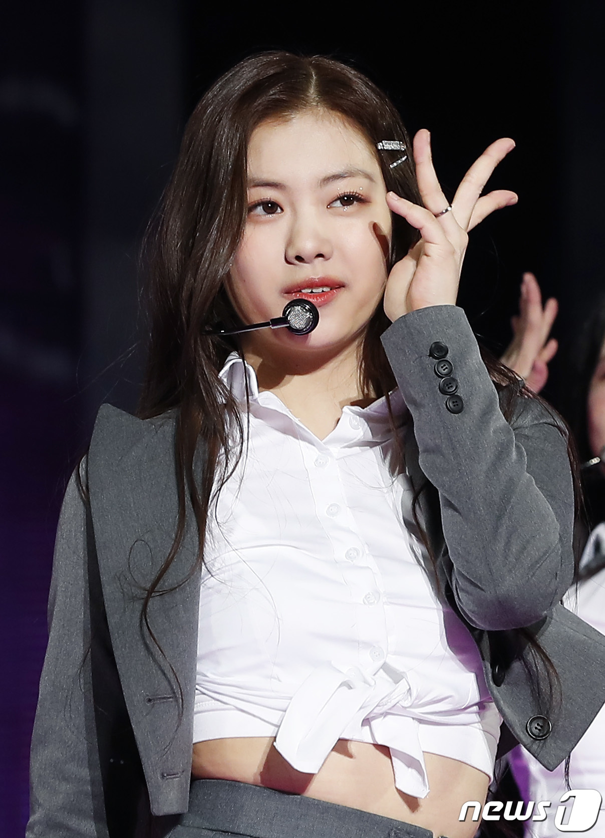 노란 수영복에 섹시한 몸매 어필하는 존예 처자