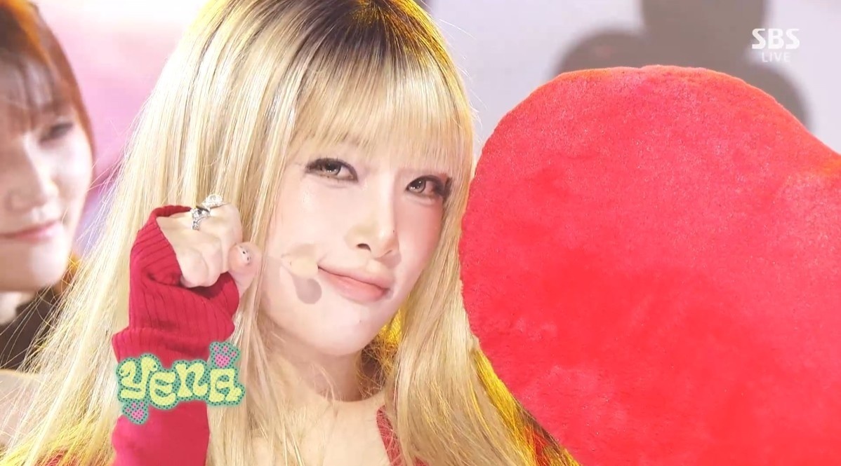 노란 수영복에 섹시한 몸매 어필하는 존예 처자