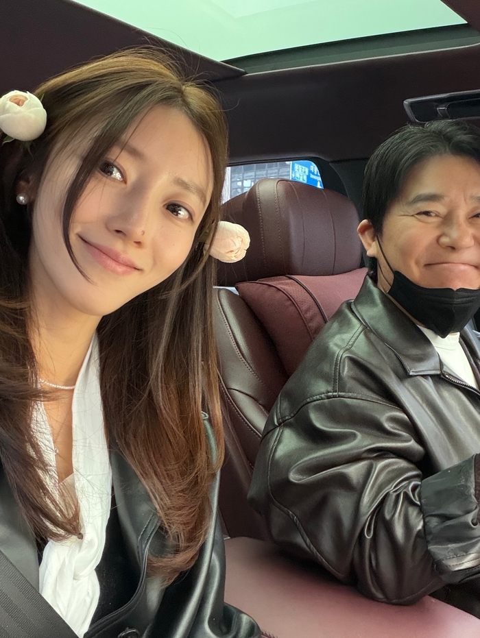 노란 수영복에 섹시한 몸매 어필하는 존예 처자