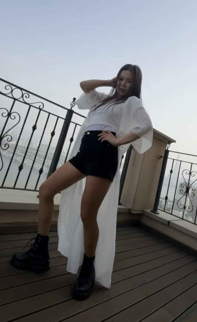 노란 수영복에 섹시한 몸매 어필하는 존예 처자