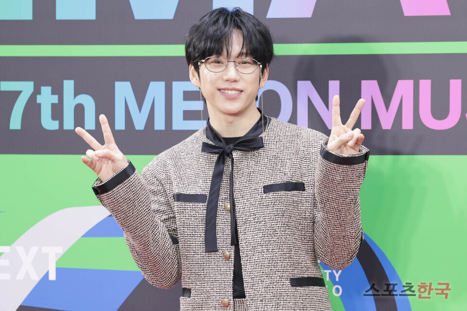 노란 수영복에 섹시한 몸매 어필하는 존예 처자