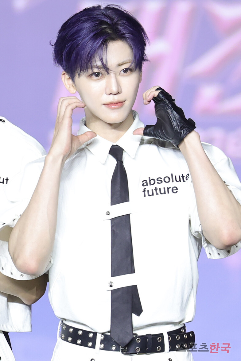 노란 수영복에 섹시한 몸매 어필하는 존예 처자