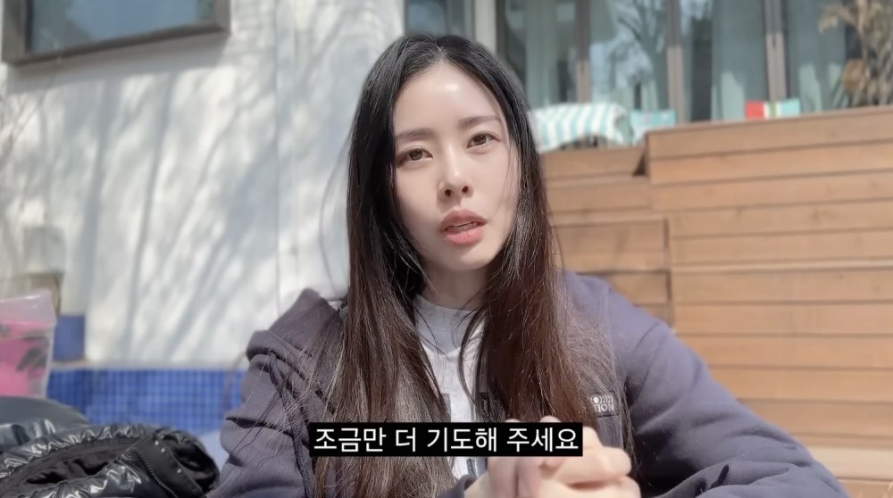 노란 수영복에 섹시한 몸매 어필하는 존예 처자