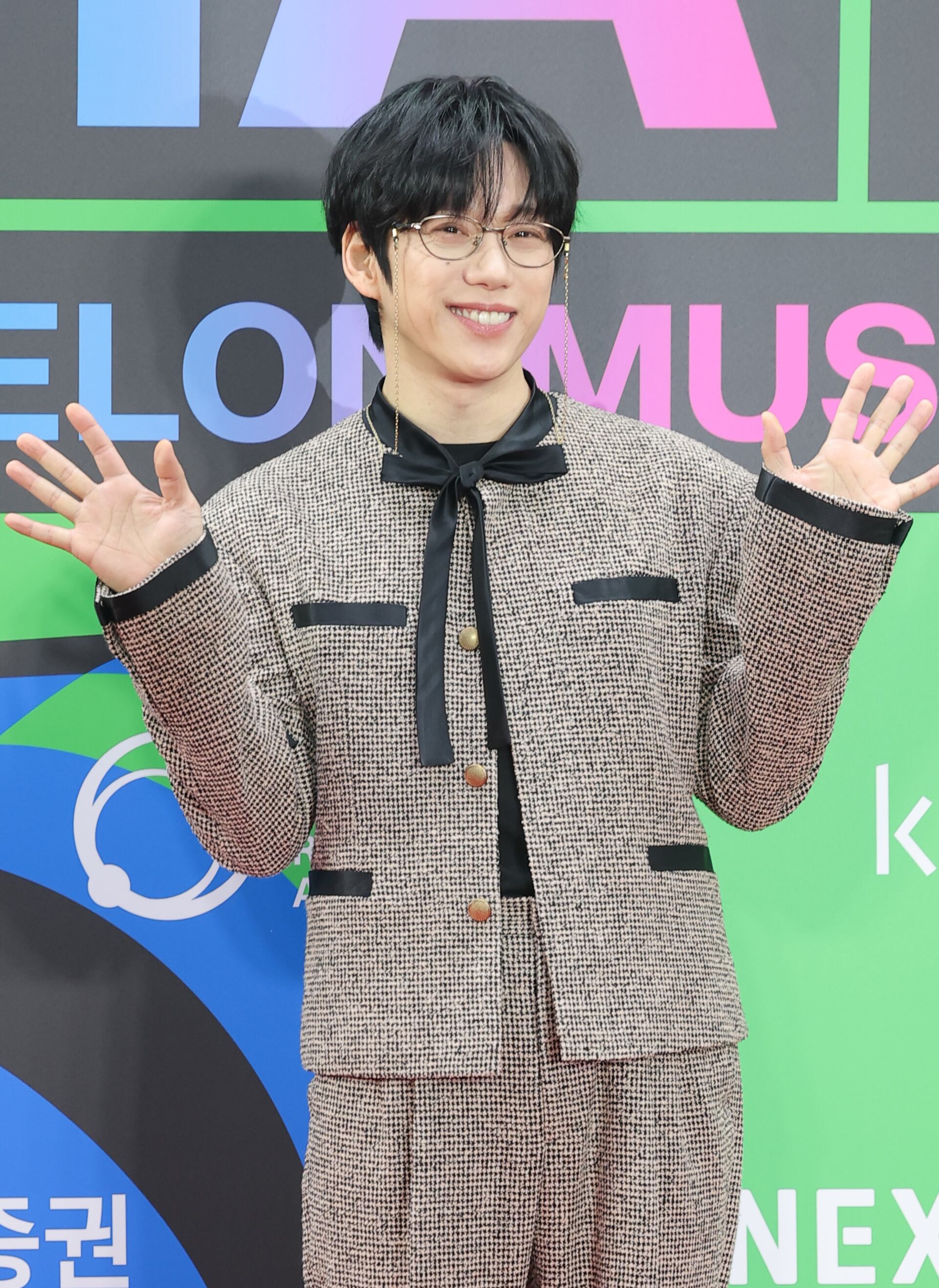 노란 수영복에 섹시한 몸매 어필하는 존예 처자