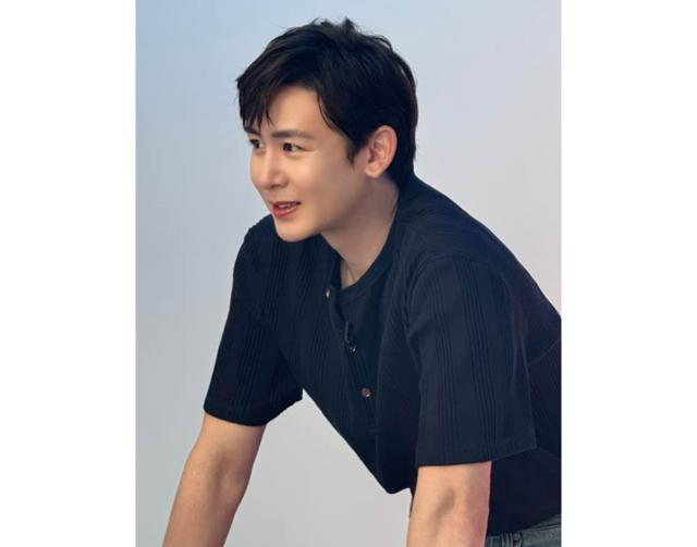 노란 수영복에 섹시한 몸매 어필하는 존예 처자