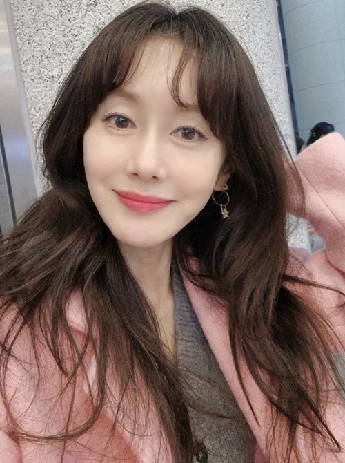 노란 수영복에 섹시한 몸매 어필하는 존예 처자