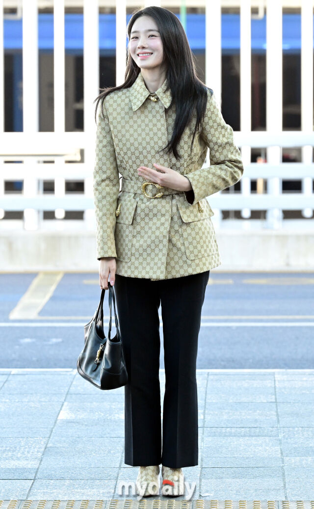 노란 수영복에 섹시한 몸매 어필하는 존예 처자