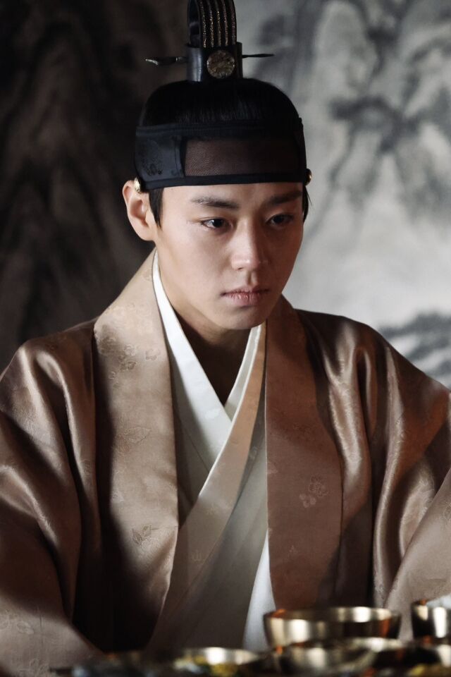 노란 수영복에 섹시한 몸매 어필하는 존예 처자