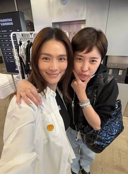 노란 수영복에 섹시한 몸매 어필하는 존예 처자