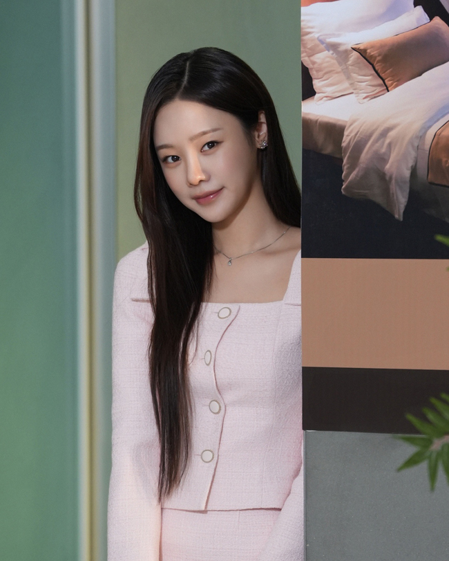 노란 수영복에 섹시한 몸매 어필하는 존예 처자