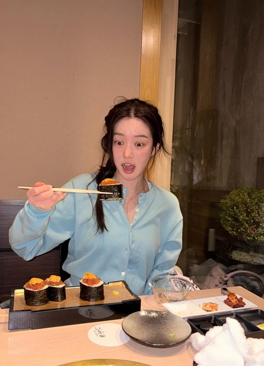 노란 수영복에 섹시한 몸매 어필하는 존예 처자