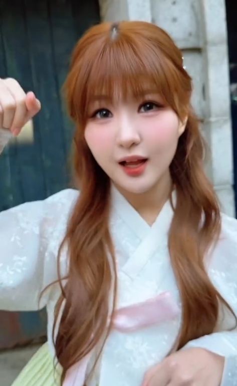 노란 수영복에 섹시한 몸매 어필하는 존예 처자