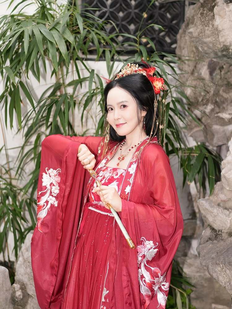 노란 수영복에 섹시한 몸매 어필하는 존예 처자