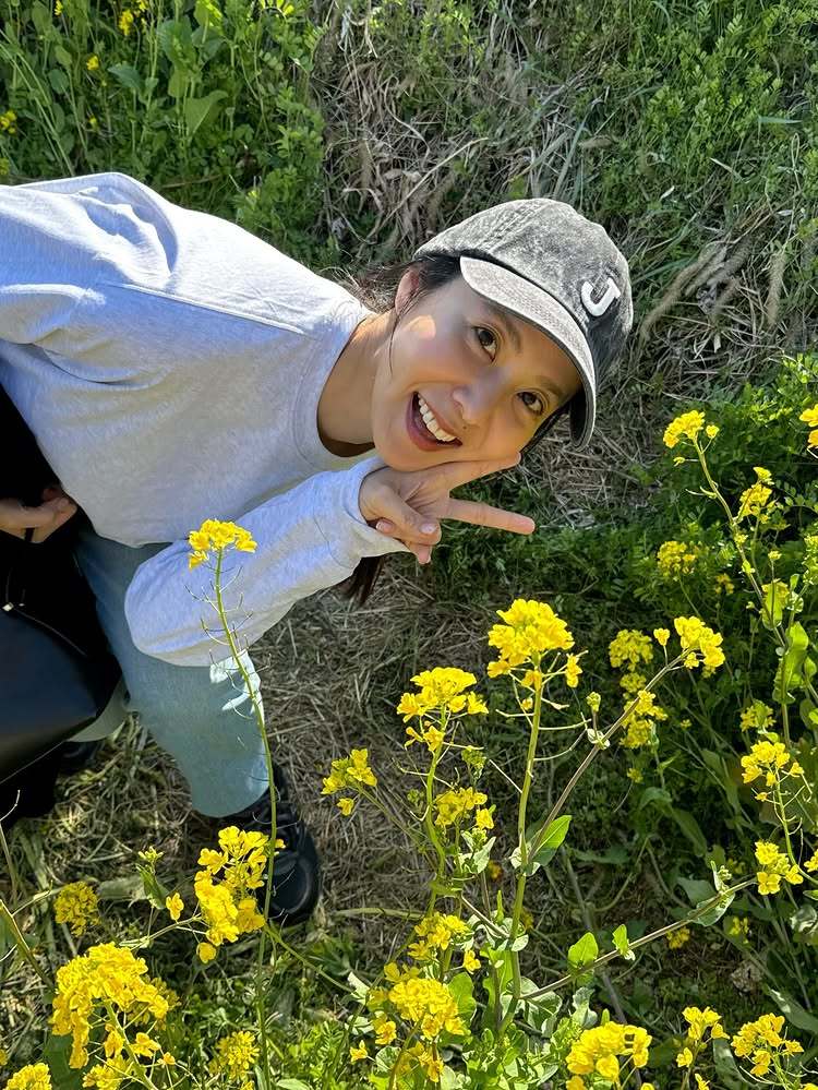 노란 수영복에 섹시한 몸매 어필하는 존예 처자
