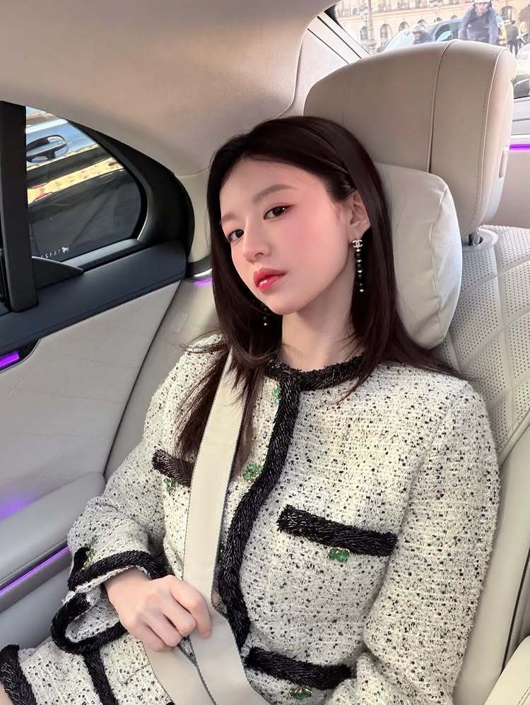 노란 수영복에 섹시한 몸매 어필하는 존예 처자