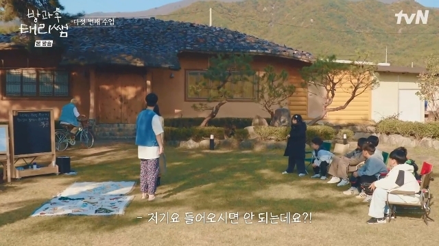 노란 수영복에 섹시한 몸매 어필하는 존예 처자