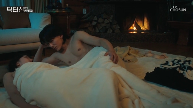 노란 수영복에 섹시한 몸매 어필하는 존예 처자