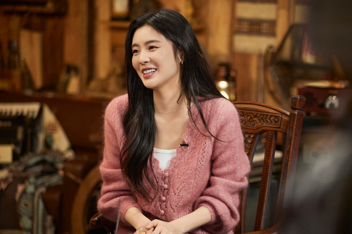 노란 수영복에 섹시한 몸매 어필하는 존예 처자