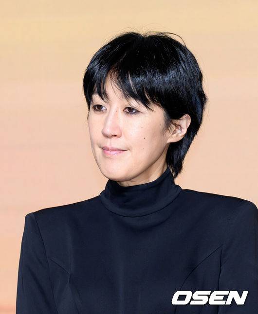 노란 수영복에 섹시한 몸매 어필하는 존예 처자