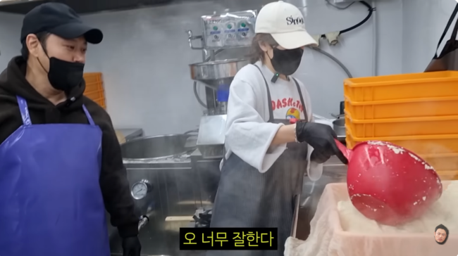 노란 수영복에 섹시한 몸매 어필하는 존예 처자