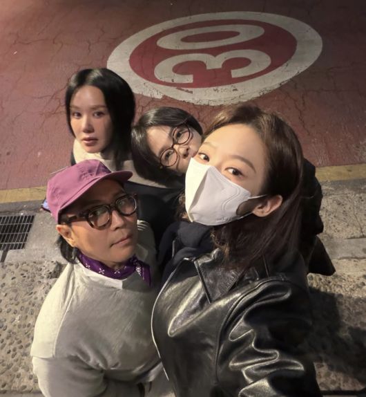 노란 수영복에 섹시한 몸매 어필하는 존예 처자