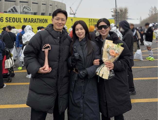 노란 수영복에 섹시한 몸매 어필하는 존예 처자