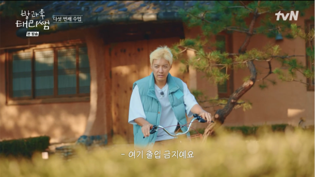 노란 수영복에 섹시한 몸매 어필하는 존예 처자