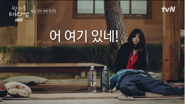 노란 수영복에 섹시한 몸매 어필하는 존예 처자